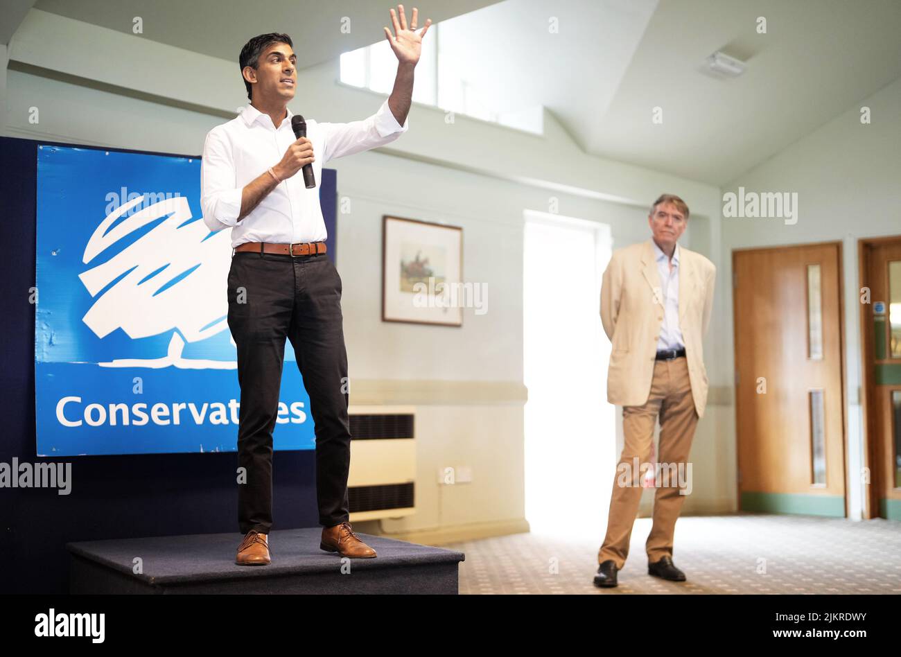 Rishi Sunak (a sinistra) parla durante un evento a Ludlow, come parte della sua campagna per essere leader del Partito conservatore e del prossimo primo ministro. Data foto: Mercoledì 3 agosto 2022. Foto Stock