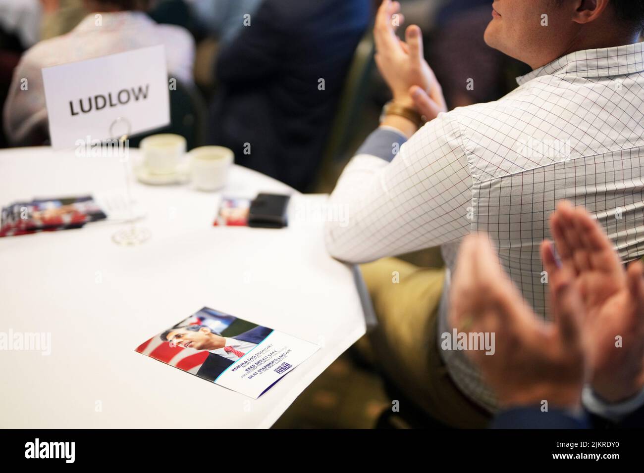 I membri del partito conservatore ascoltano il discorso di Rishi Sunak durante un evento a Ludlow, come parte della sua campagna per essere leader del Partito conservatore e del prossimo primo ministro. Data foto: Mercoledì 3 agosto 2022. Foto Stock