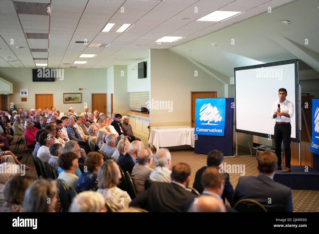 Rishi Sunak (a destra) parla durante un evento a Ludlow, come parte della sua campagna per essere leader del Partito conservatore e del prossimo primo ministro. Data foto: Mercoledì 3 agosto 2022. Foto Stock