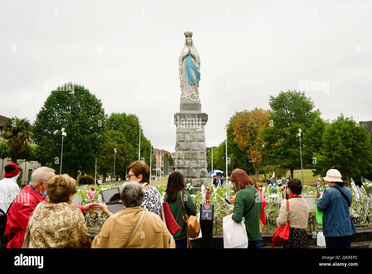 Statua della vergine maria lourdes immagini e fotografie stock ad alta ...
