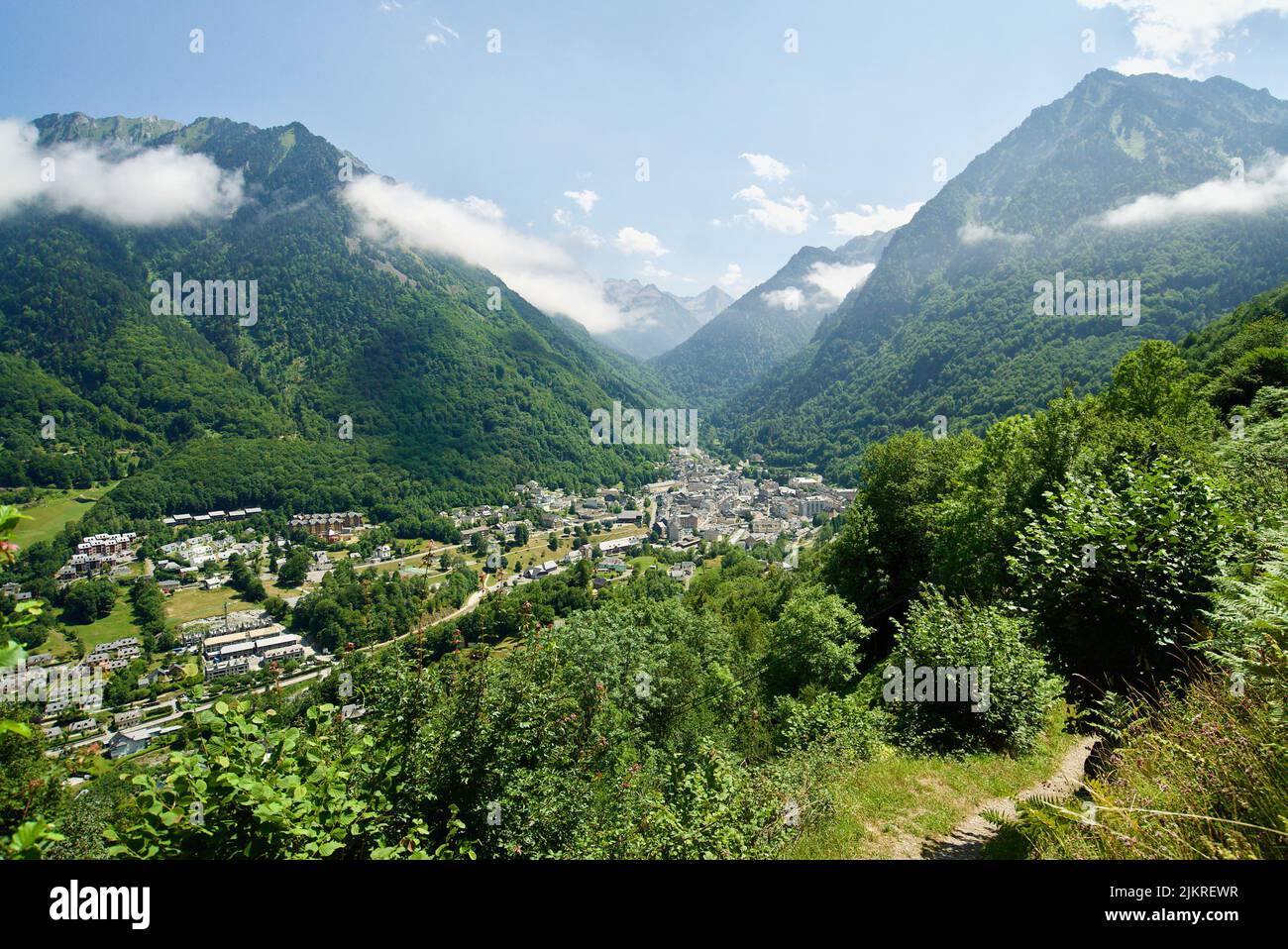 Una vista di Cauterets, una città circondata da montagne nel Parco Nazionale dei Pirenei, nel sud della Francia. Tratto da Pic du Cabaliros. Foto Stock