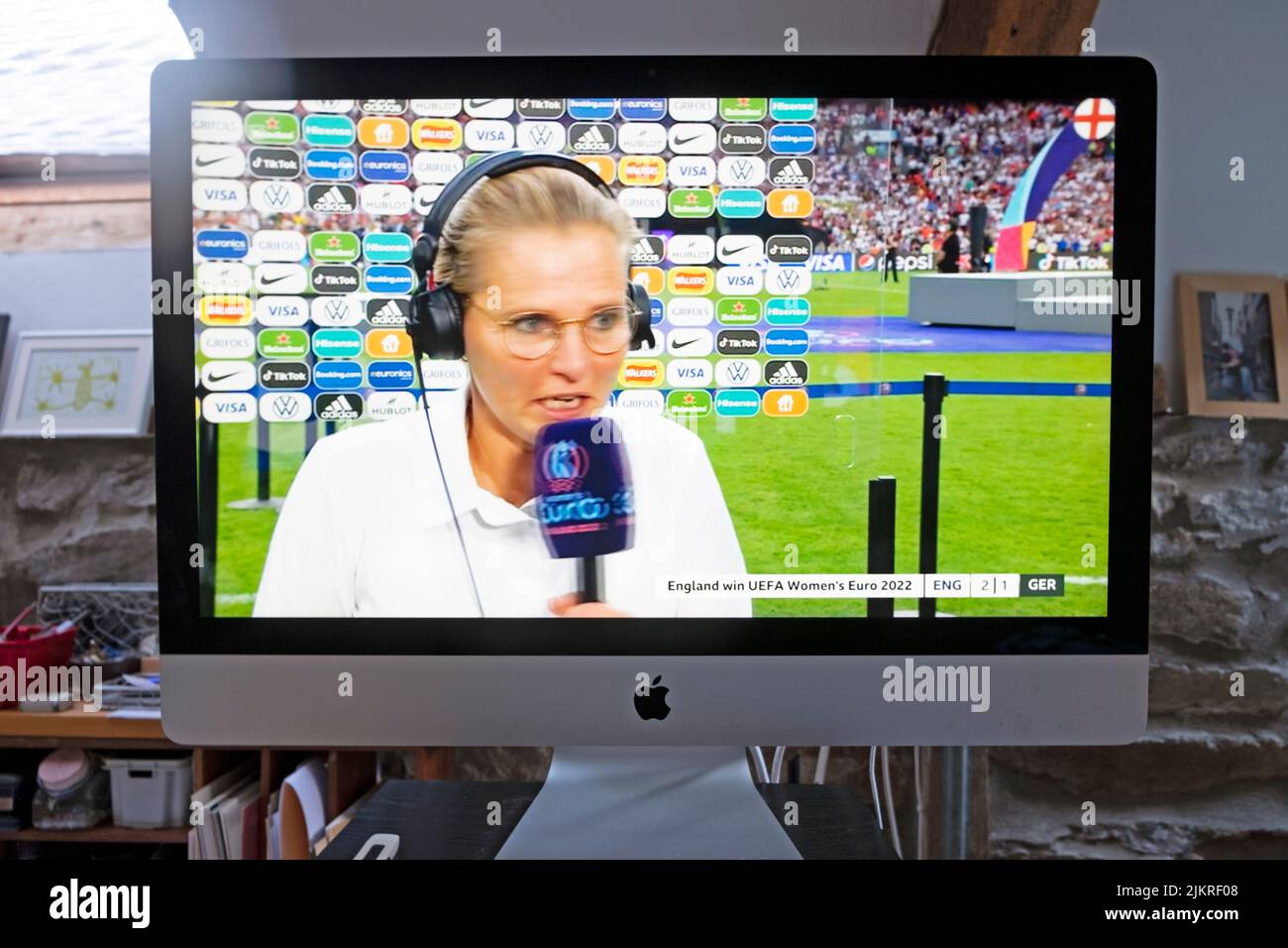 Women's England la allenatrice di calcio Lioness Sarina Wiegman è stata intervistata sullo schermo allo stadio di Wembley dopo la vittoria contro la Germania 31 luglio 2022 Londra UK Foto Stock