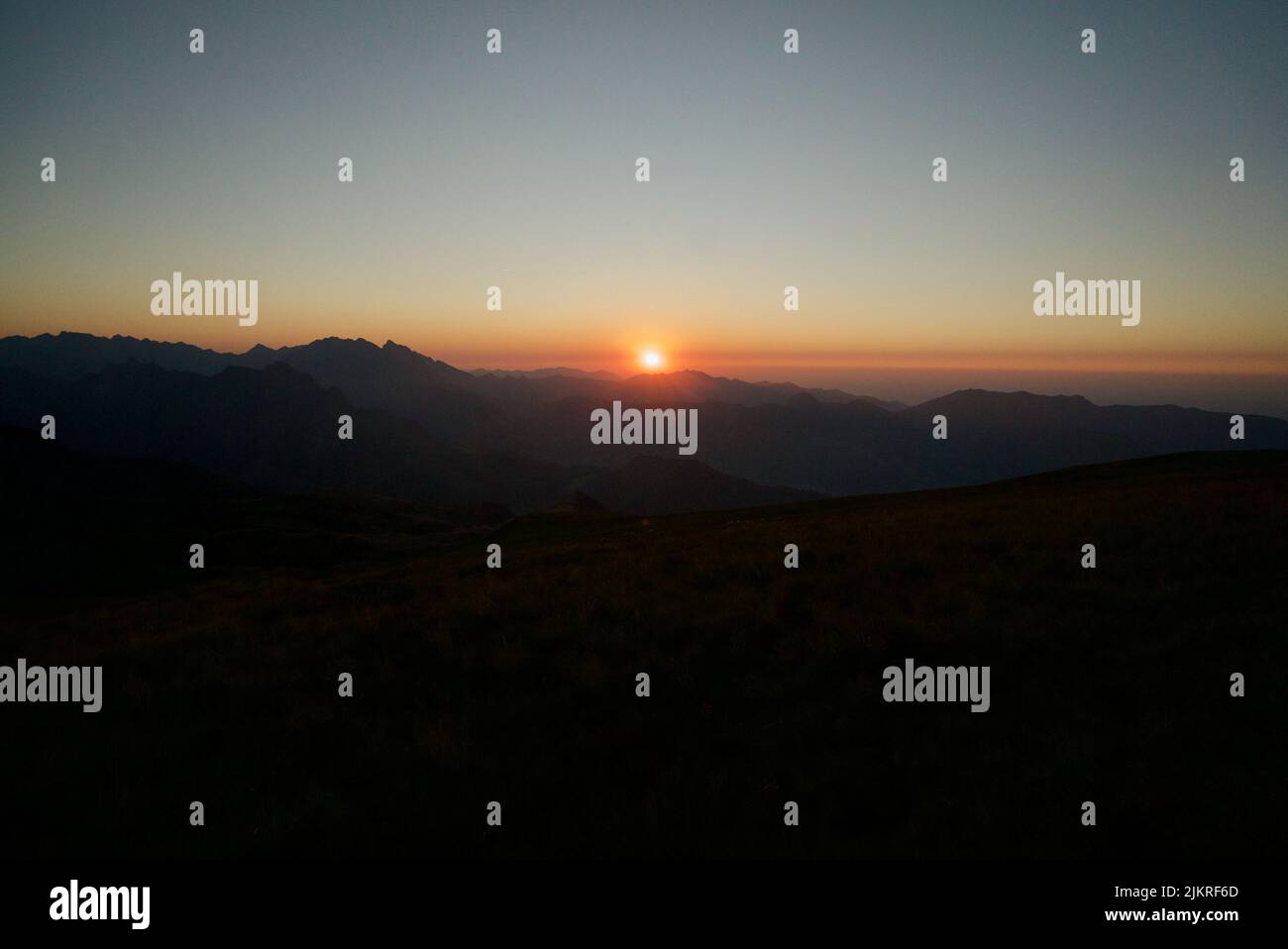 Tramonto sulla cima di una montagna - Pic du Cabaliros, Parco Nazionale dei Pirenei. Alti Pirenei, regione dell'Occitanie, Francia. Ispiratore tramonto arancione dorato. Foto Stock