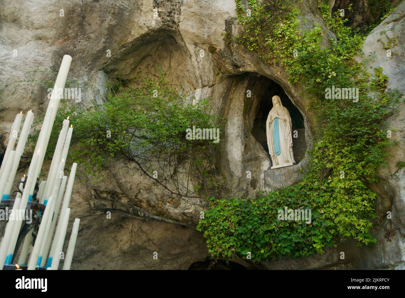 Statua di maria nella grotta di massabielle immagini e fotografie stock ...