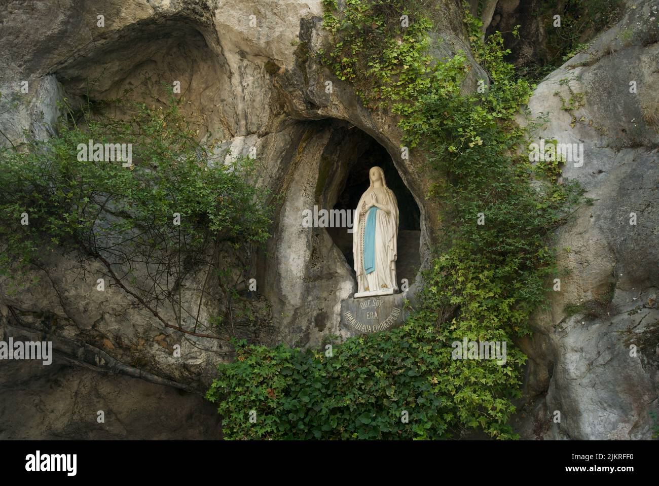 Grotta di Massabielle (Grotta delle Apparizioni) presso i Santuaires Notre-Dame de Lourdes (Santuario di nostra Signora di Lourdes) Vergine Maria statua in Grotta Foto Stock