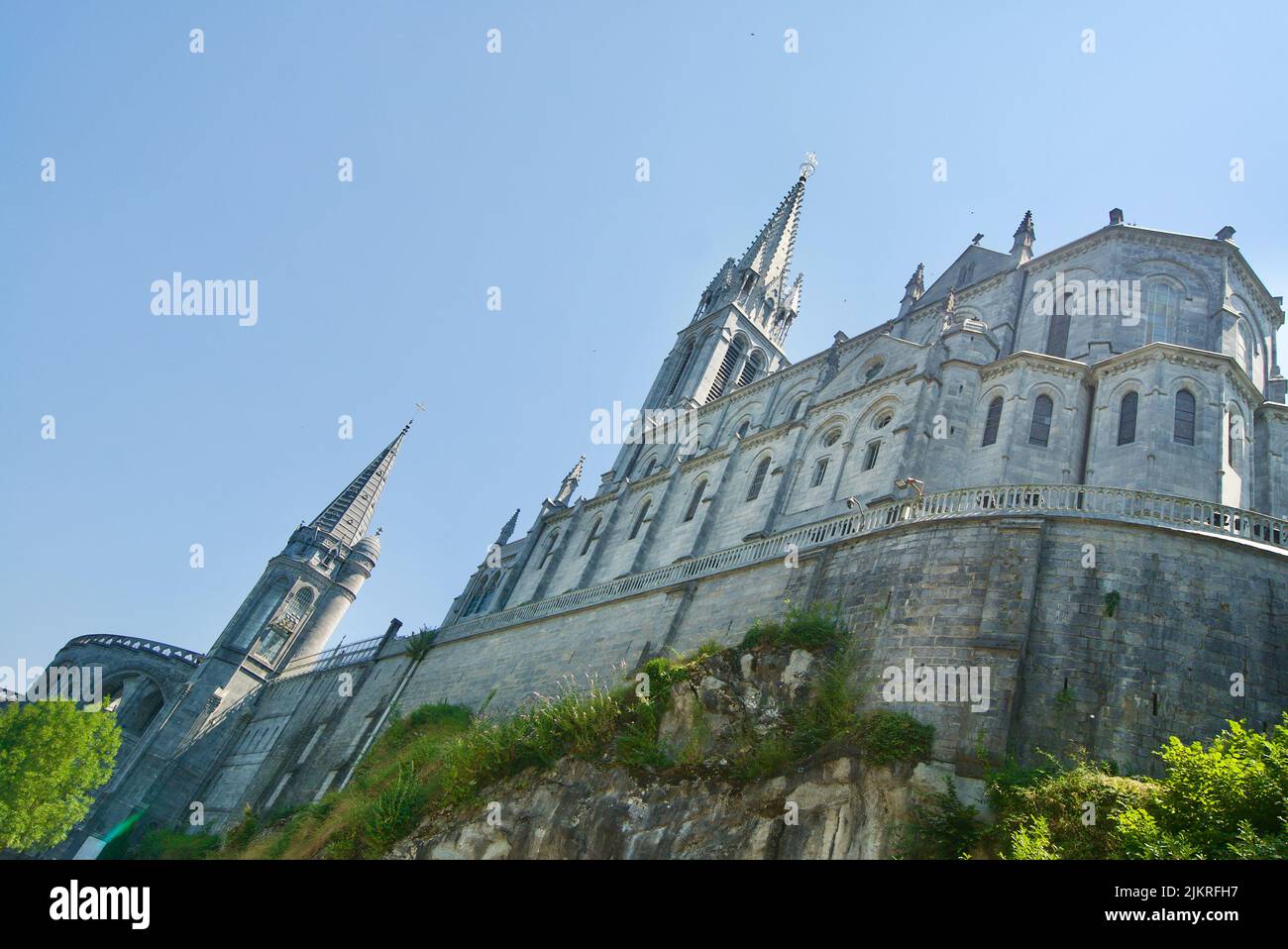 Sanctuaires Notre-Dame de Lourdes, luogo di pellegrinaggio cattolico nel sud della Francia. Il Santuario di nostra Signora di Lourdes. Chiesa. Cattedrale. Santuario. Foto Stock