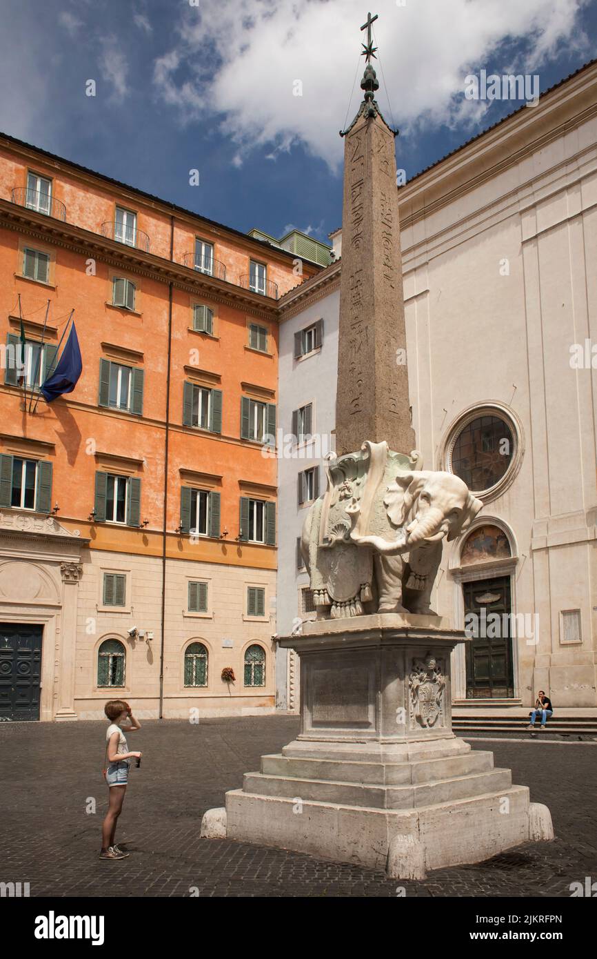 Turistico che contempla l'Elefantino, la base del più piccolo obelisco di Roma, in Piazza Minerva Foto Stock