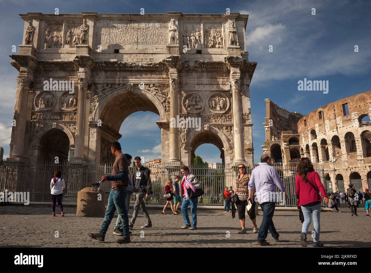 Arco di Costantino accanto al Colosseo a Roma Foto Stock