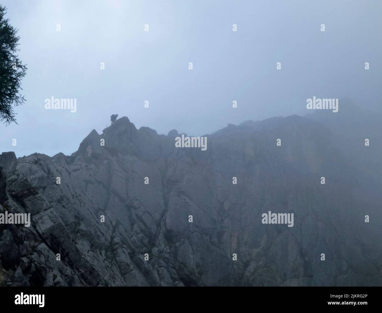 Scalatore a Seebenklettersteig via ferrata, Tirolo, Austria in estate Foto Stock