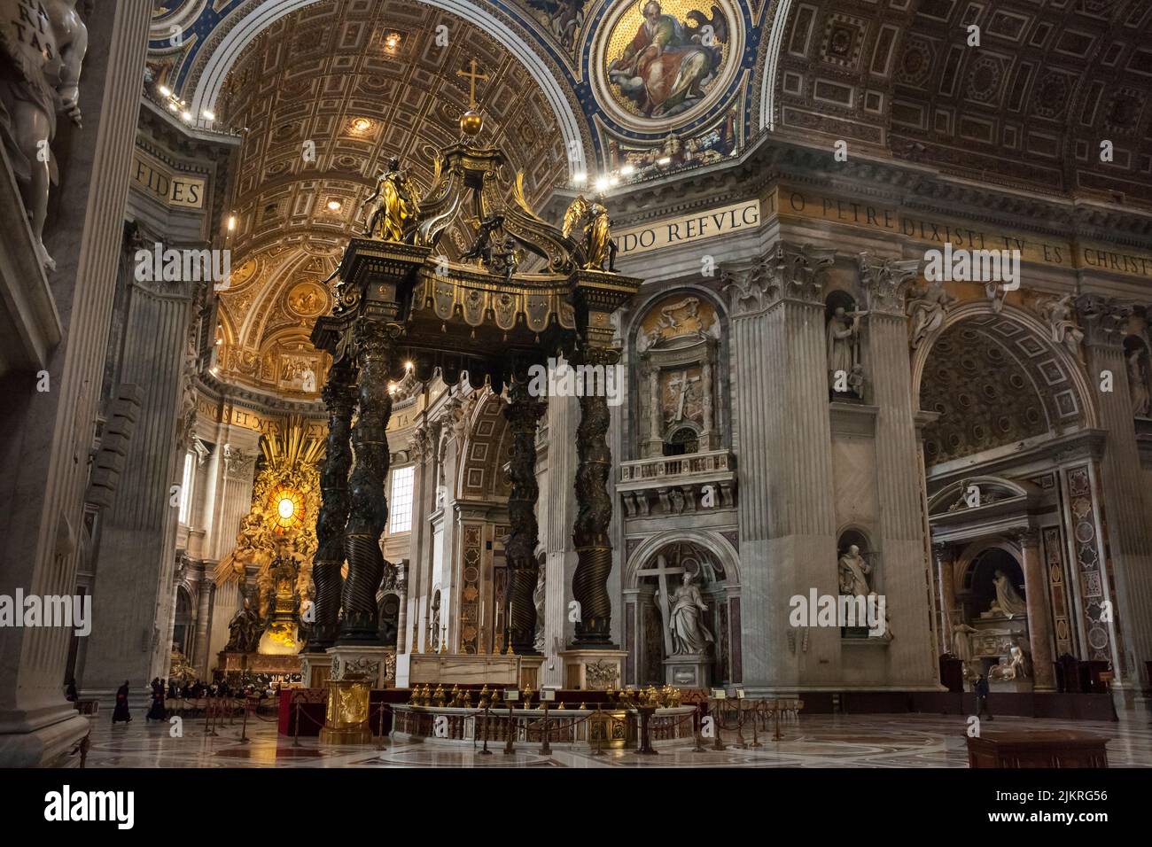Il baldacchino di Bernini di fronte all’altare maggiore della Basilica di San Pietro in Vaticano Foto Stock