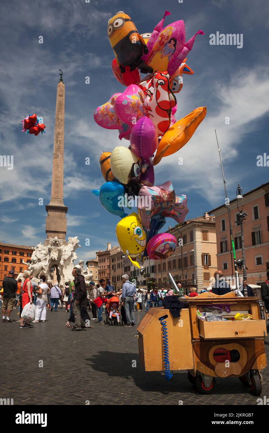 Stalla in mongolfiera in Piazza Navona con la Fontana dei quattro fiumi e il suo obelisco egiziano sullo sfondo, Roma Foto Stock