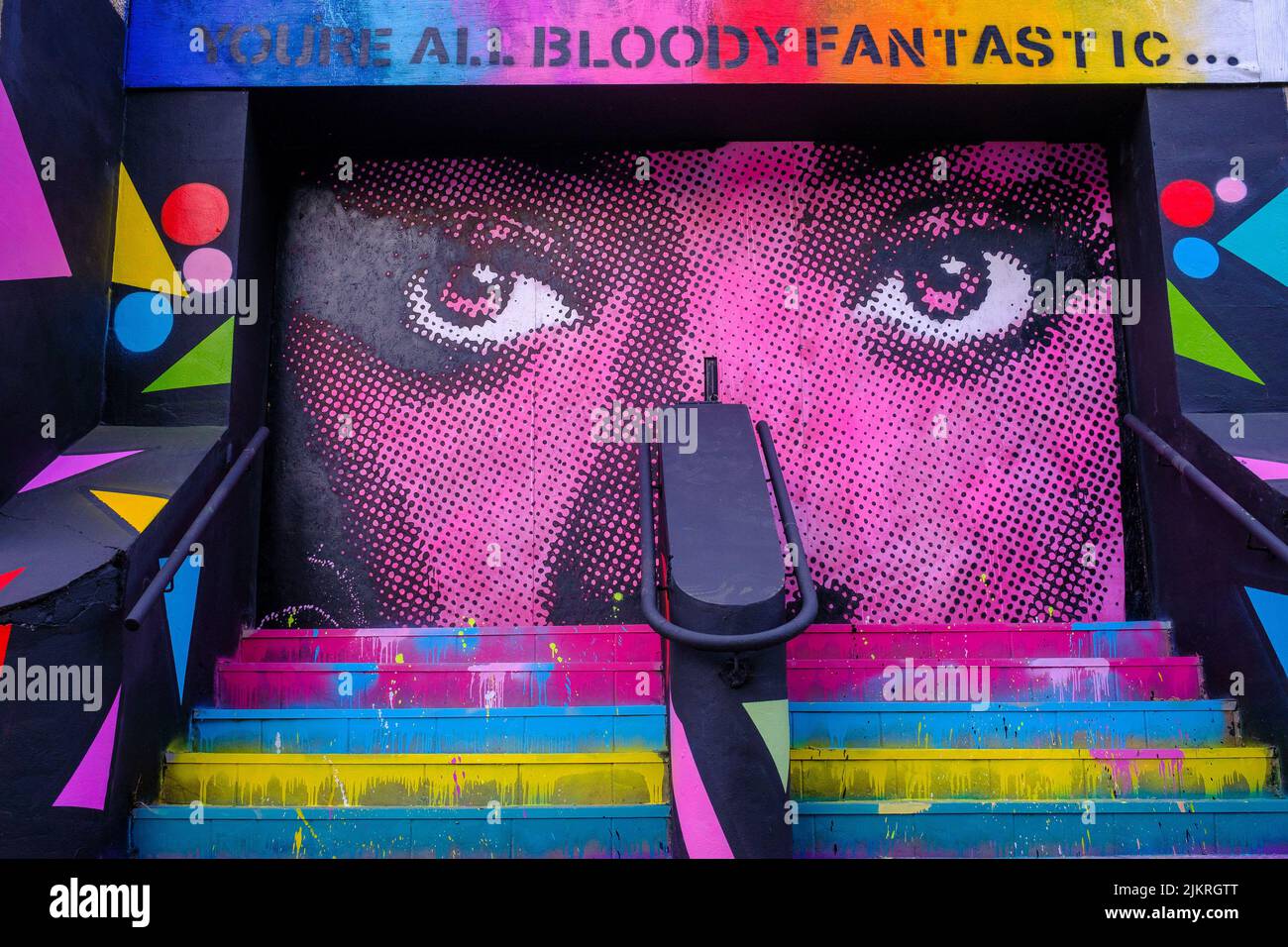 04.05.22 - murale “You are All Bloody Fantastic” a Newport, Galles del Sud Foto Stock