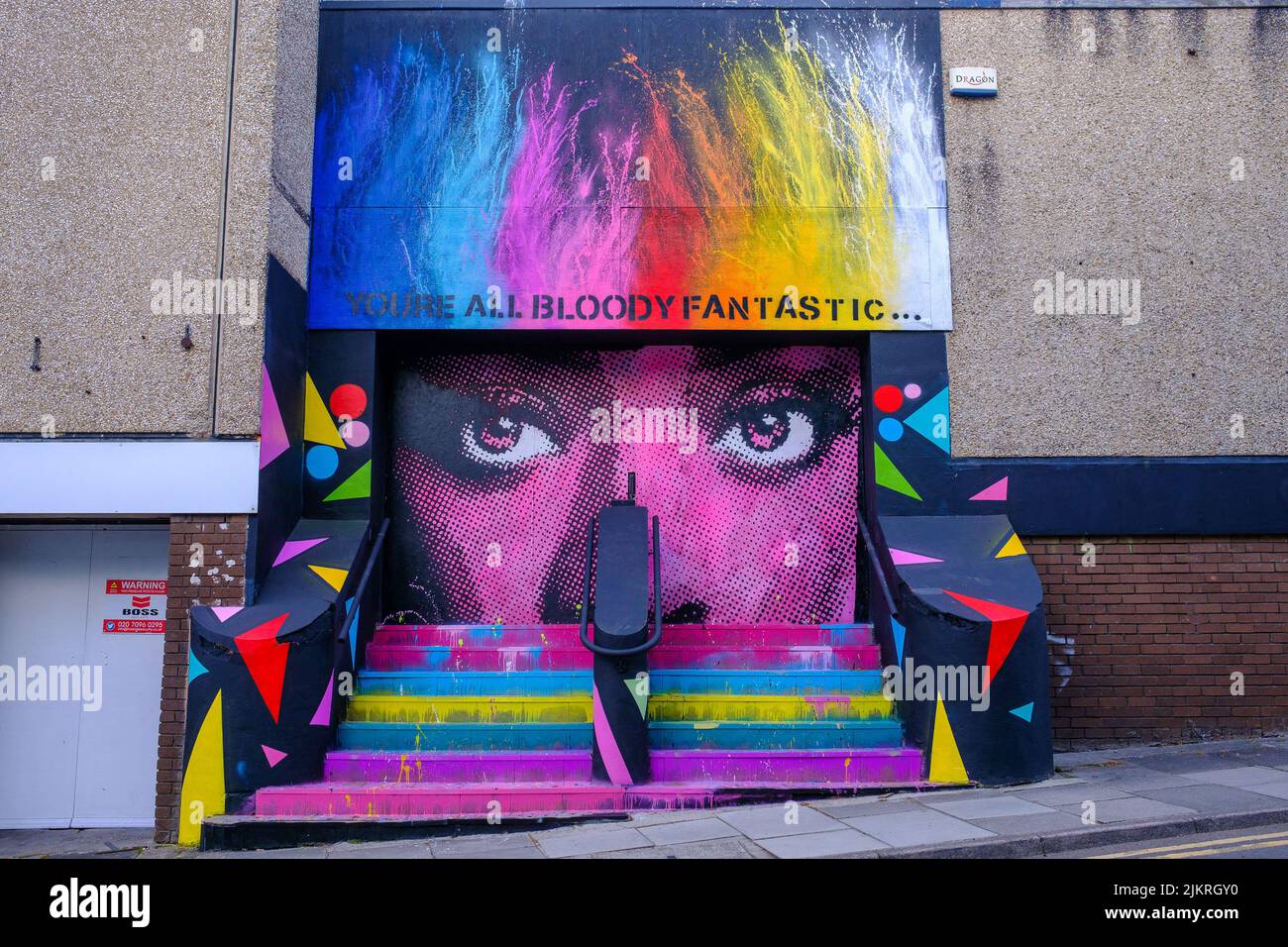 04.05.22 - murale “You are All Bloody Fantastic” a Newport, Galles del Sud Foto Stock