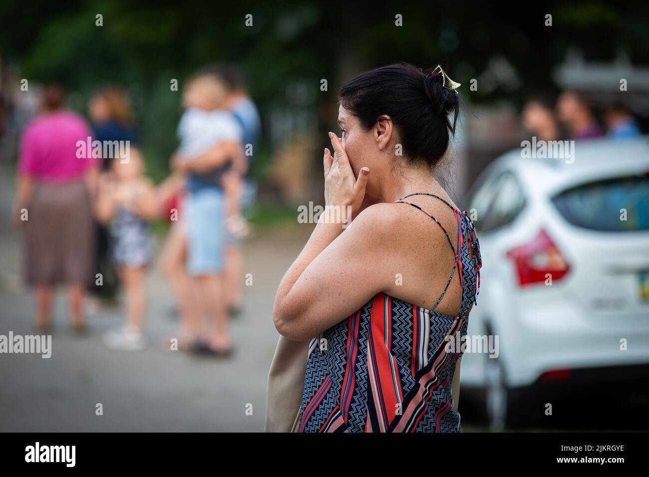 Una donna grida fuori da un centro commerciale distrutto da uno sciopero missilistico russo. Le truppe russe hanno lanciato un attacco missilistico contro un centro commerciale nel centro di Kremenchuk il 27 giugno 2022. Foto Stock