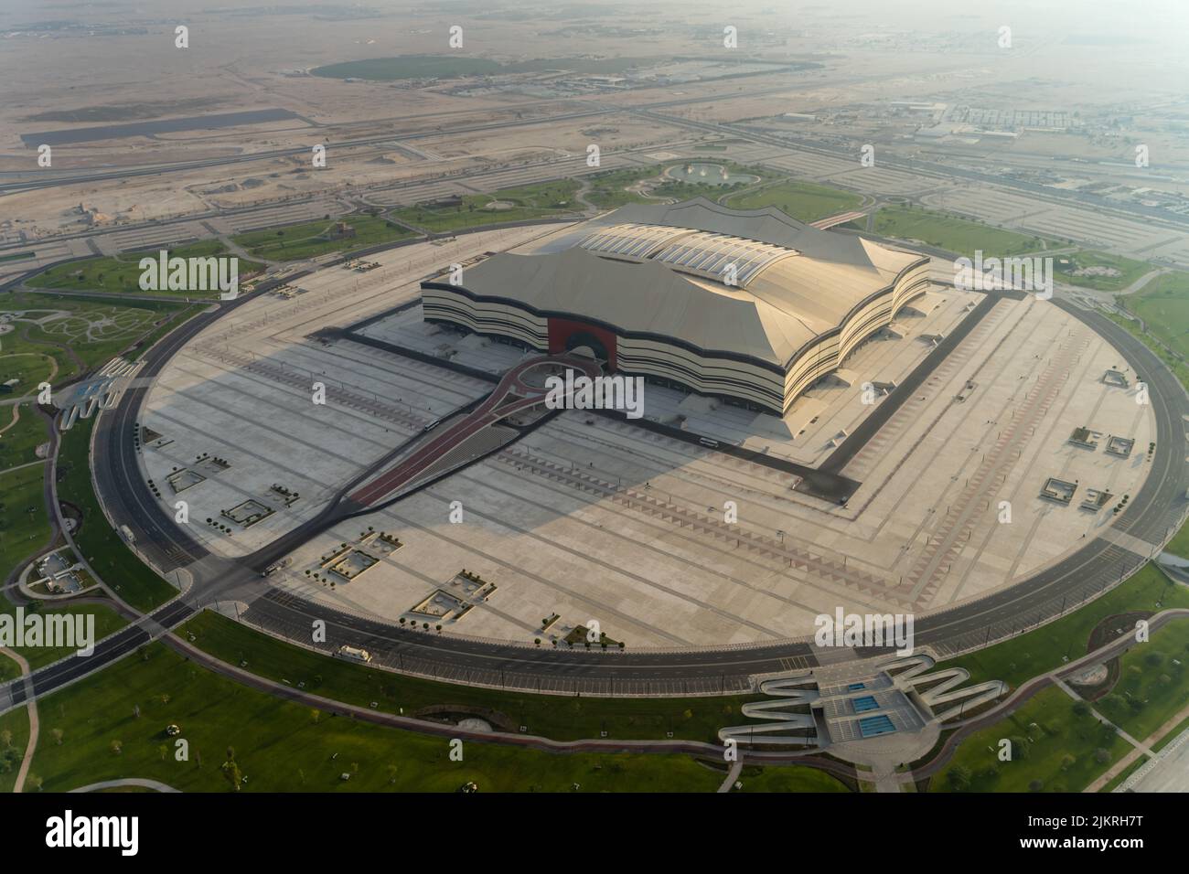 Fotografia aerea dello stadio al Bayt, uno degli otto luoghi che ospiterà le partite della prossima Coppa del mondo FIFA Qatar 2022 al Khor City, Qatar, Foto Stock