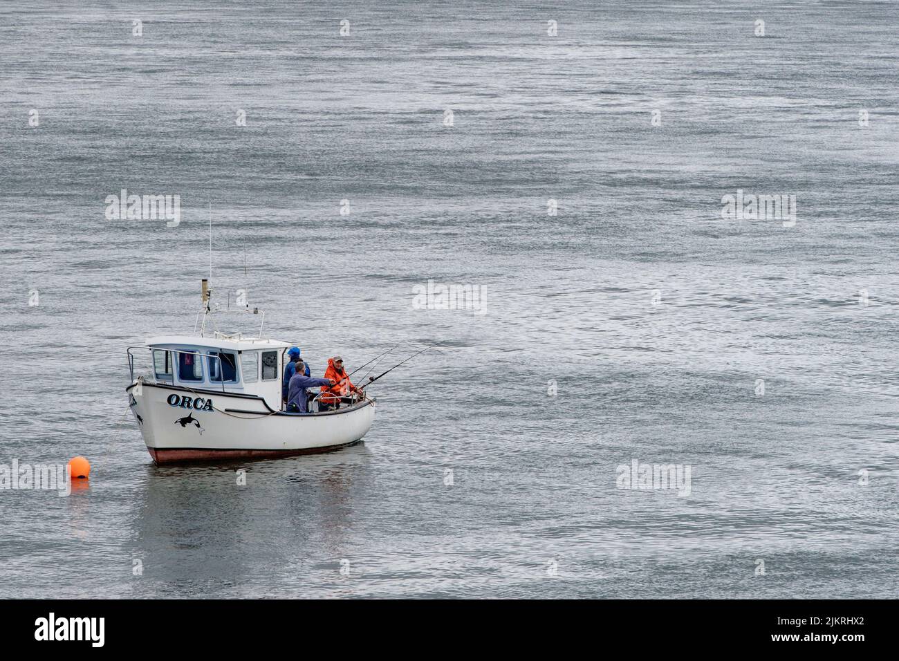 pesca in mare da una barca Foto Stock