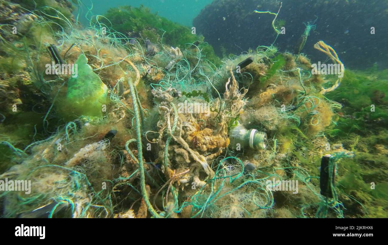 L'attrezzatura da pesca persa si trova sott'acqua sul fondale marino. Problema di attrezzi fantasma - qualsiasi attrezzo da pesca che è stato abbandonato, perso o altrimenti scartato. È così Foto Stock