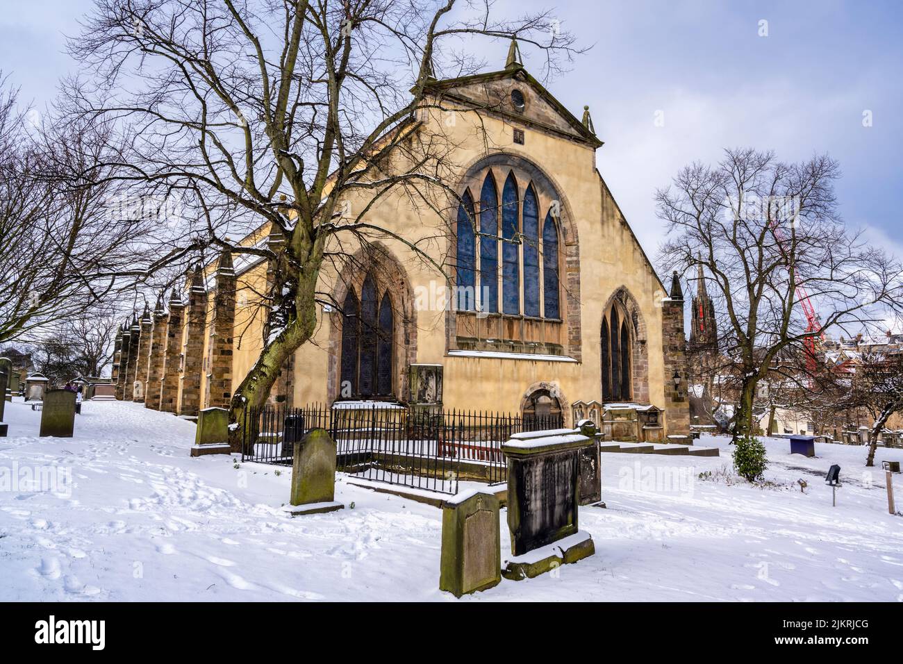 Greyfriars Kirk e Kirkyard nella neve, Candlemaker Row, Edimburgo, Scozia, Regno Unito Foto Stock