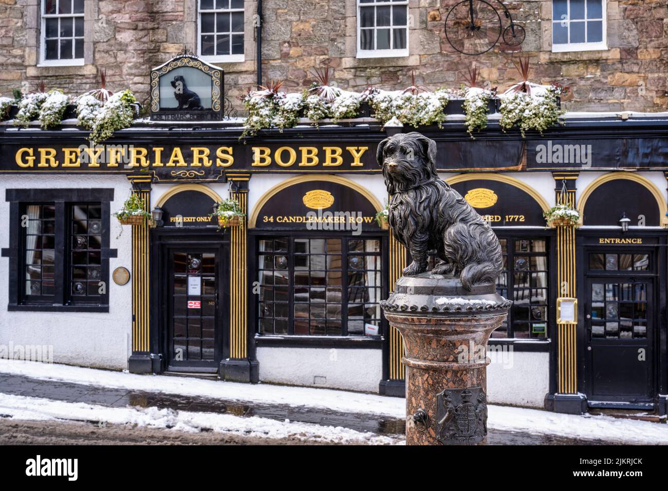 Greyfriars Bobby Public House nella neve, Candlemaker Row, Edimburgo, Scozia, Regno Unito Foto Stock