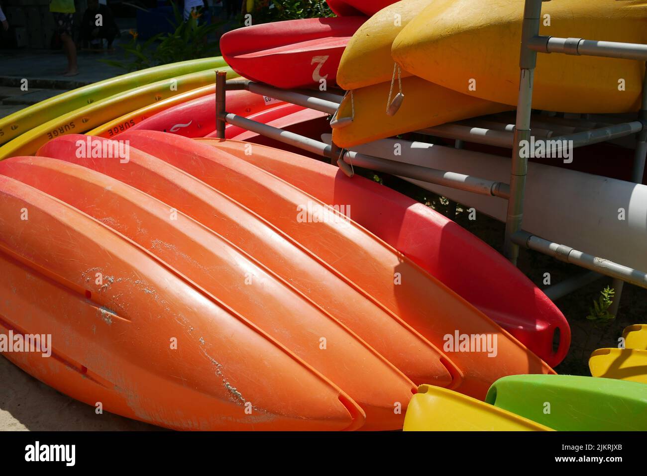 tavola da surf di colore verde sulla spiaggia. Foto Stock