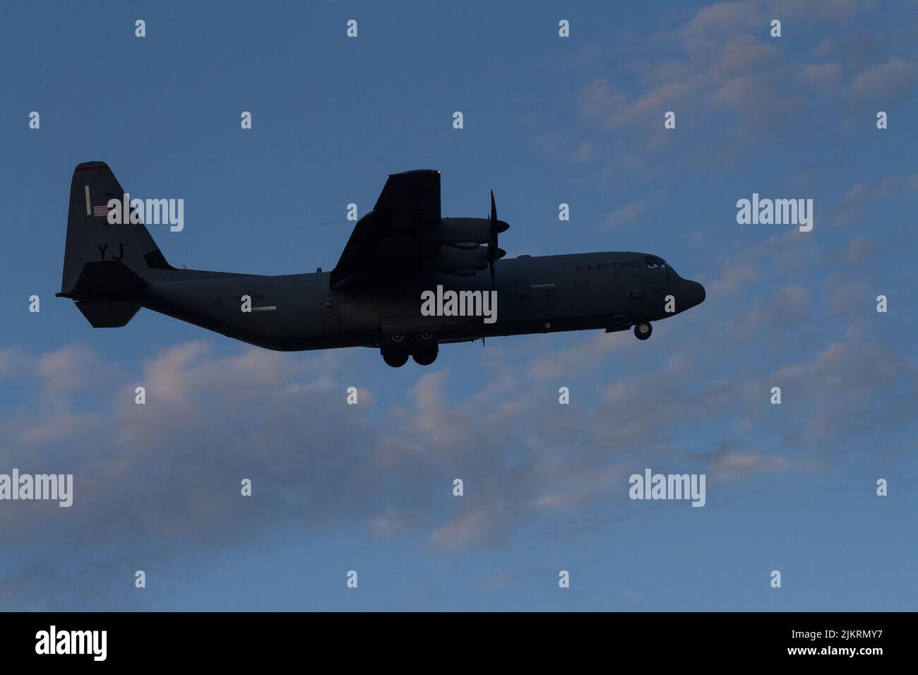 Lockheed Martin C130-J Super Hercules con la USAF 374th Airlift Wing a Yokota AFB, volare vicino NAF, Atsugi, Kanagawa, Giappone Foto Stock