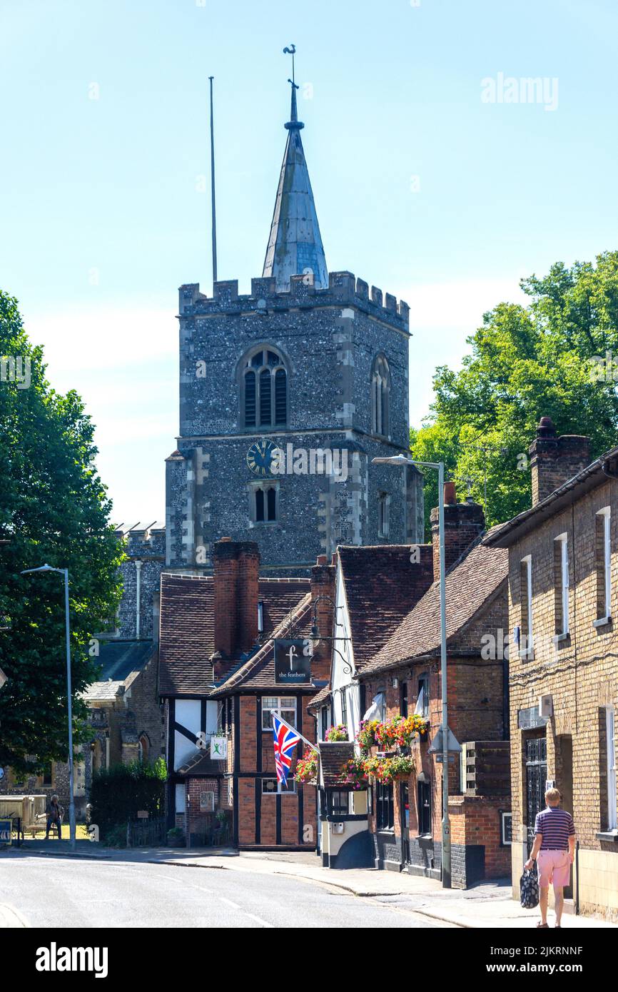Chiesa parrocchiale di Santa Maria la Vergine e il Feathers Pub, Church Street, Rickmansworth, Hertfordshire, Inghilterra, Regno Unito Foto Stock