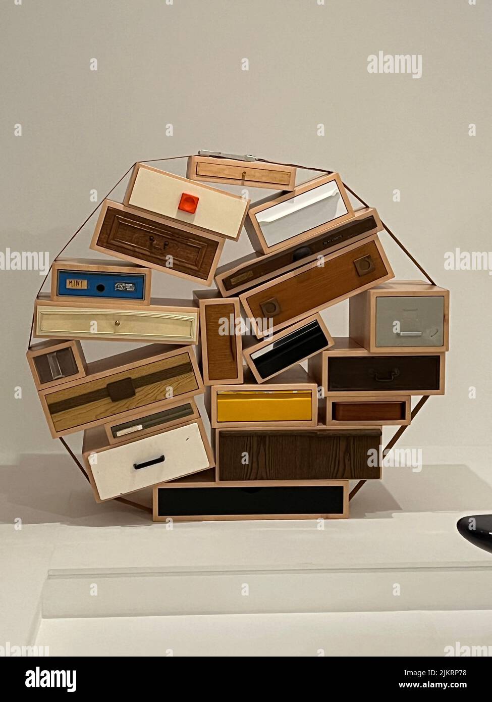 "You CAN't Lay Down Your Memory", di Tejo Remy, 1991 (designer olandese). Acero e altri legni, metalli e verniciati. Museo di Brooklyn. Fondata nel 1993 da Gijs Baker e dallo storico del design Renny Ramakers, Droog, olandese per "Dry", è un collettivo di designer olandese rinomato per il design concettuale ma pragmatico. I progettisti di Droog utilizzano comunemente materiali riciclati in riferimento sia al movimento pronto creato da Marcel Duchamp che al consumismo. Foto Stock