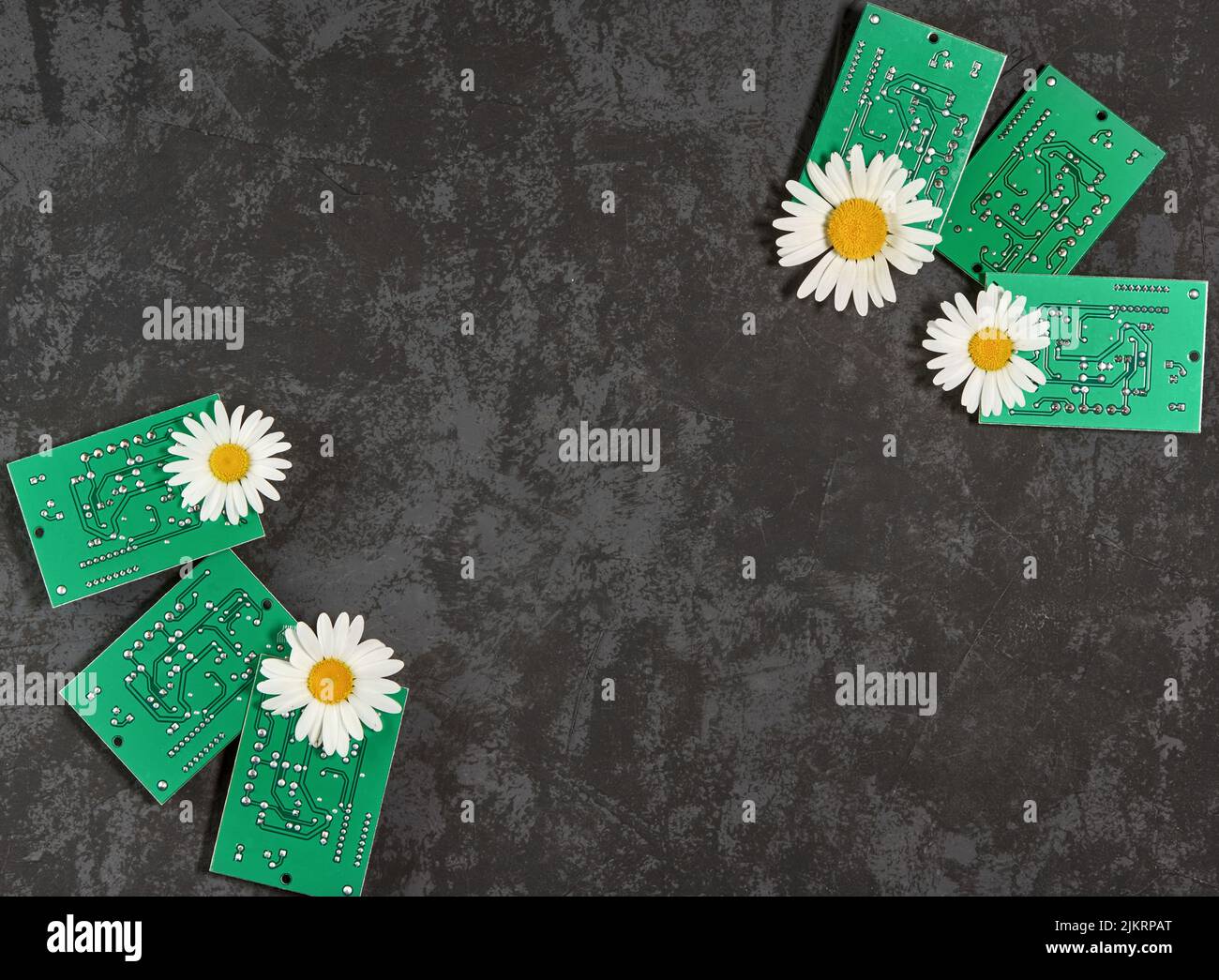 Schede elettroniche a circuito stampato su sfondo scuro. Riparazione di dispositivi elettronici in officina. Smaltimento dei rifiuti elettronici. Il concetto di eco Foto Stock