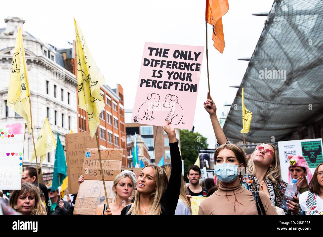Attivisti vegani che hanno un cartello dicendo che l'unica differenza è la vostra percezione, Londra 2021 Foto Stock