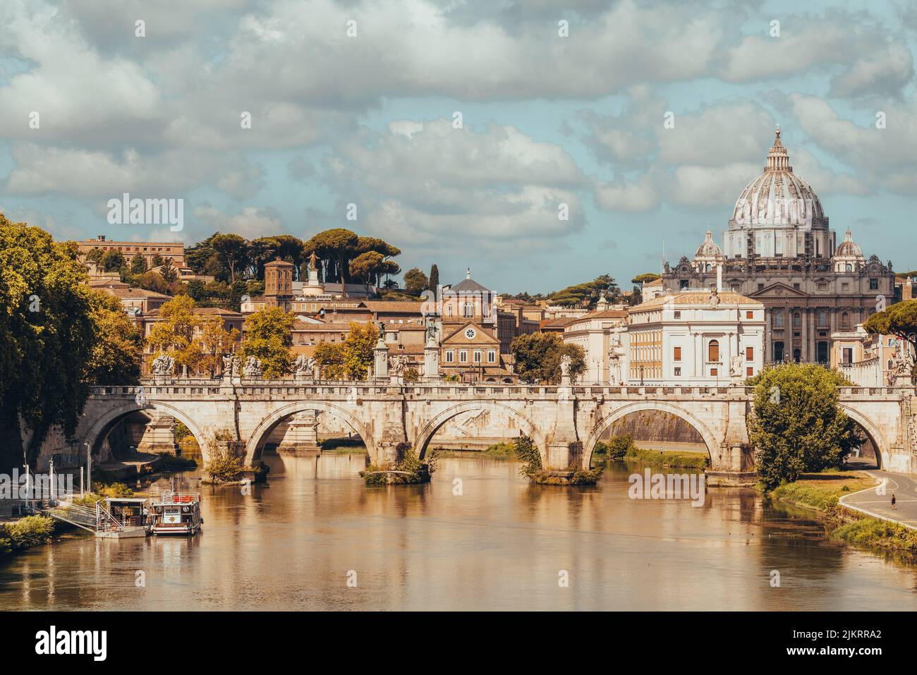Basilica di San Pietro e il fiume Tibra in Roma, Italia Foto Stock