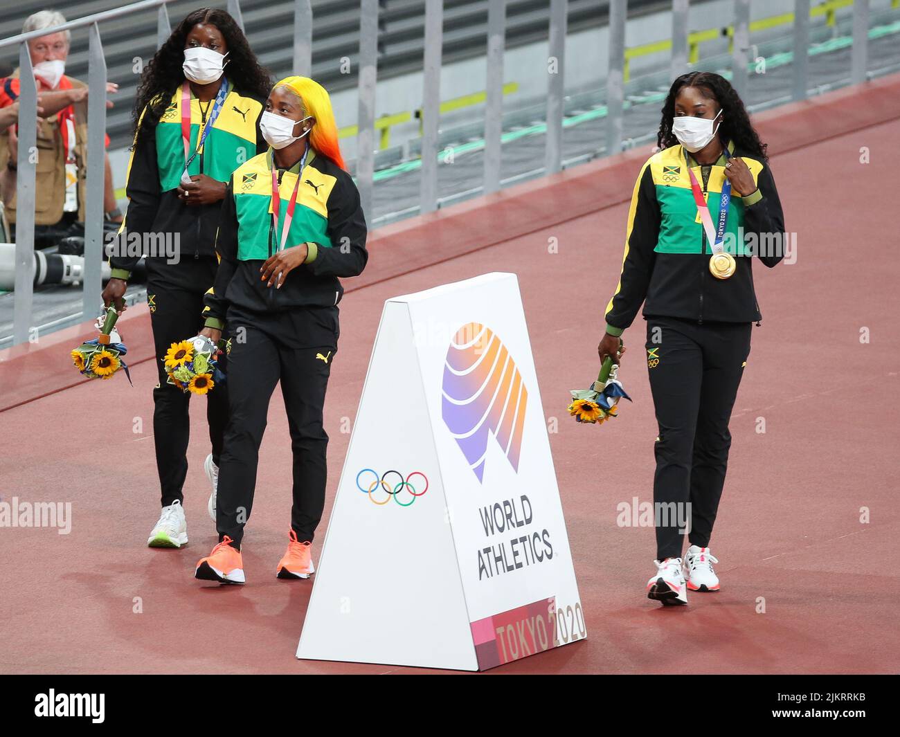 01st agosto 2021 - Tokyo, Giappone: Shelly-Ann Fraser-Pryce, Elaine Thompson-Herah e Shericka Jackson della Giamaica durante la cerimonia della Vittoria del WO Foto Stock