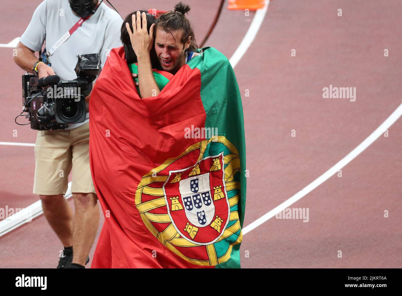 01st agosto 2021 - Tokyo, Giappone: Patricia Mamona del Portogallo si congratula con Gianmarco tamberi d'Italia per aver vinto la medaglia d'oro condivisa nella H maschile Foto Stock