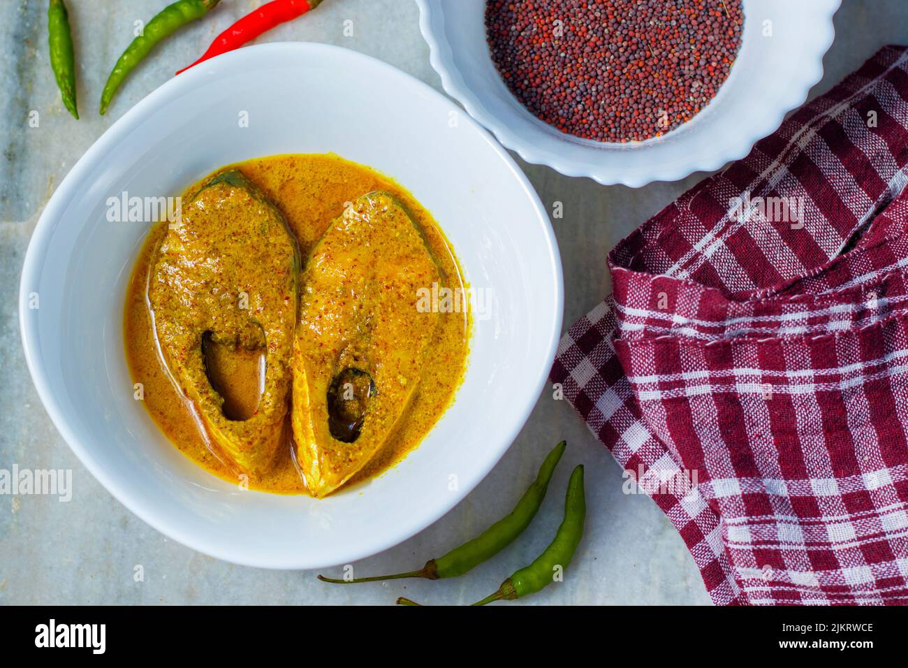 Famoso pesce bengalese Dish Hilsa/Iish con ricetta di semi di papavero e senape. Foto Stock