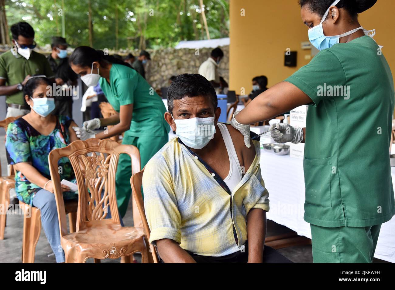Colombo, Sri Lanka. 3rd ago 2022. Le persone ricevono iniezioni di richiamo del vaccino COVID-19 a Colombo, Sri Lanka, 3 agosto 2022. Credit: Gayan Sameera/Xinhua/Alamy Live News Foto Stock