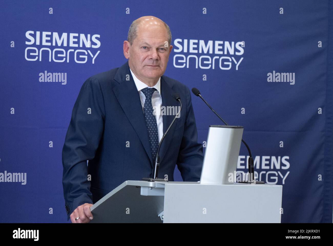 03 agosto 2022, Renania settentrionale-Vestfalia, Mülheim an der Ruhr: Il cancelliere tedesco OLAF Scholz (SPD) parla a Siemens Energy accanto alla turbina in servizio in Canada per il gasdotto Nordstream 1. Foto: Bernd Thissen/dpa Foto Stock