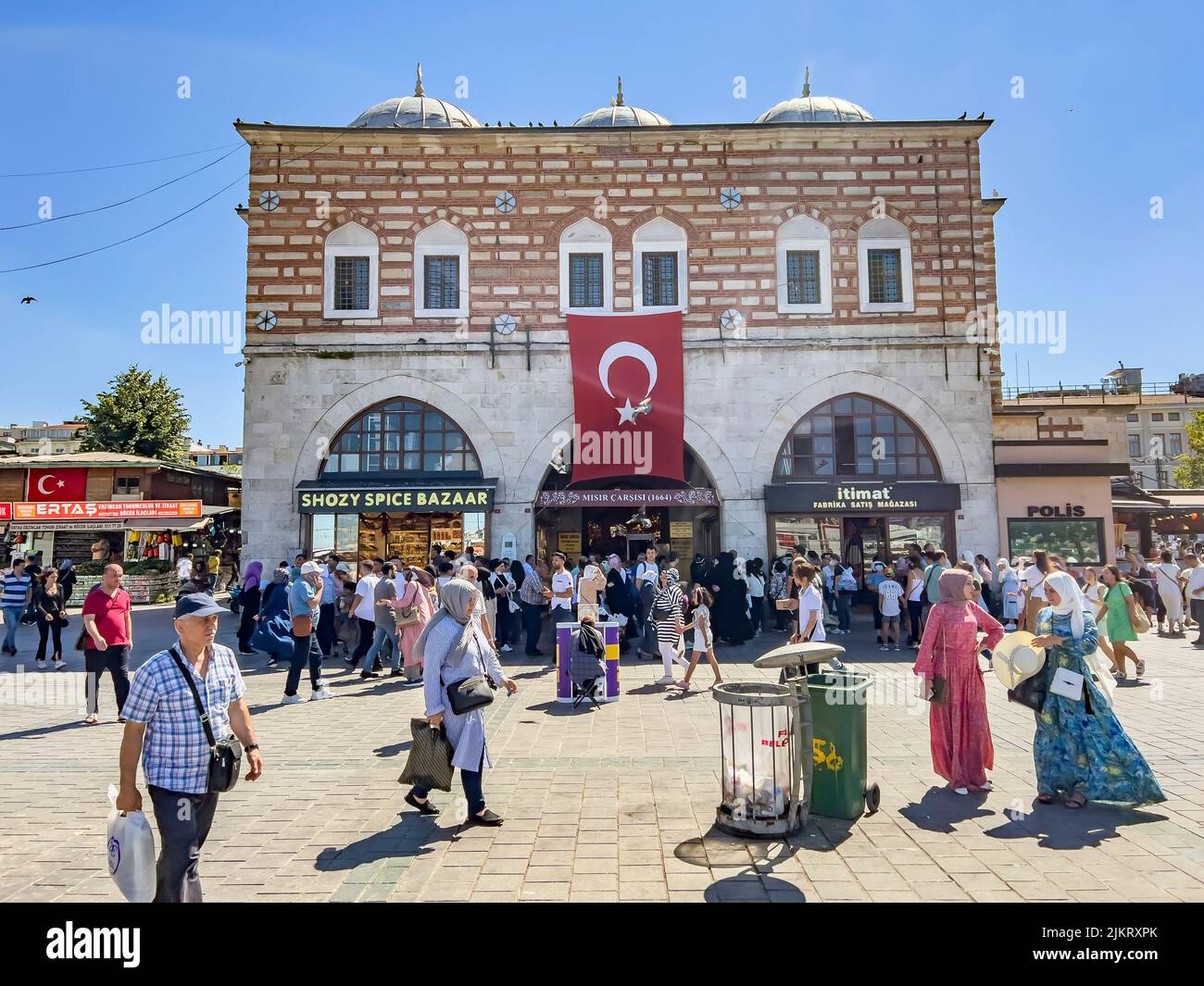 Istanbul, Turchia, 07.14.2022: Splendido edificio di ingresso del tradizionale vecchio mercato delle spezie egiziano a Eminonu vicino al famoso Grand Bazaar. Foto Stock