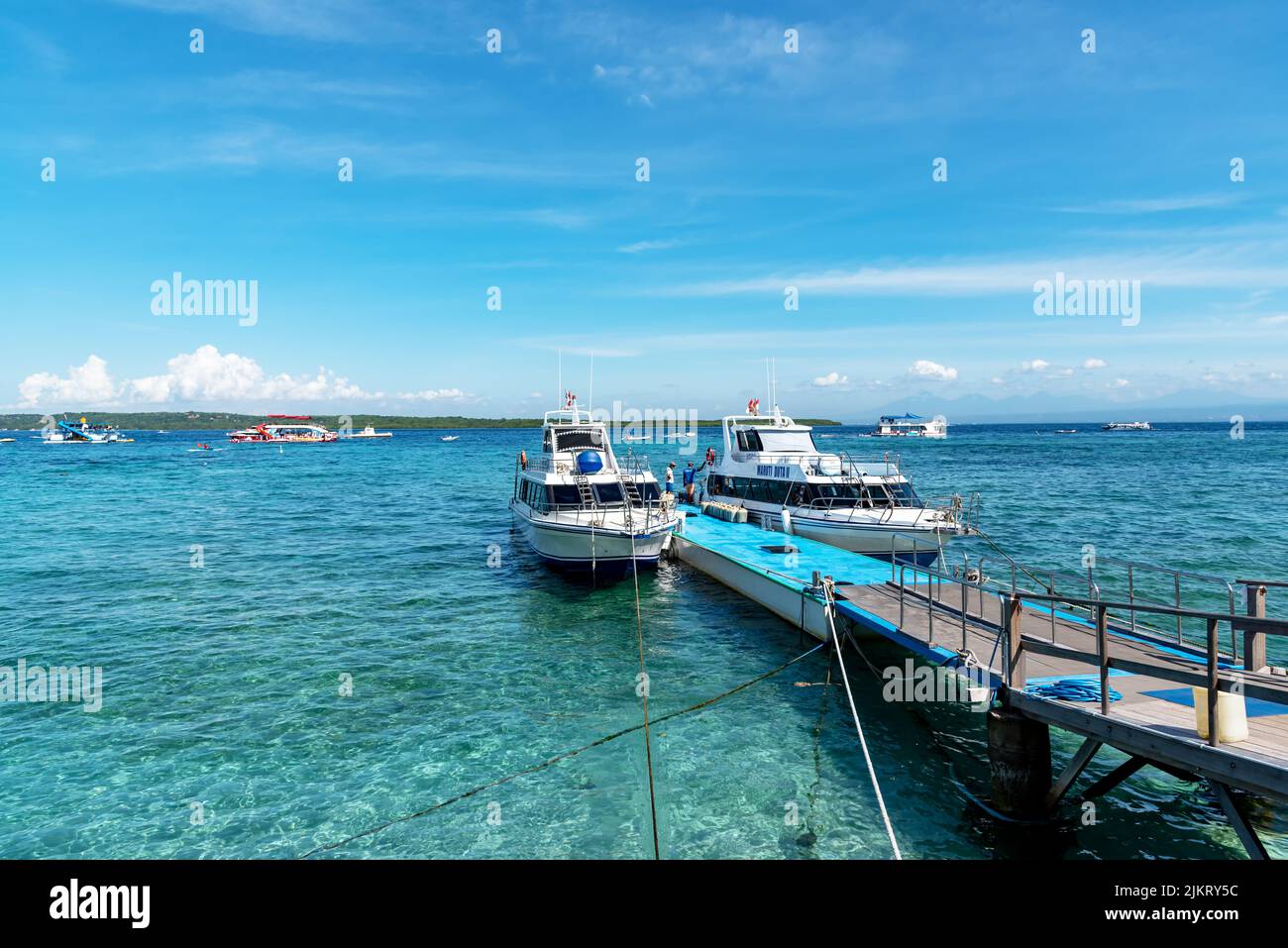 Nusa Penida, Indonesia - 01 aprile 2019: Vista di una barca a un molo a Nusa Penida. Foto Stock