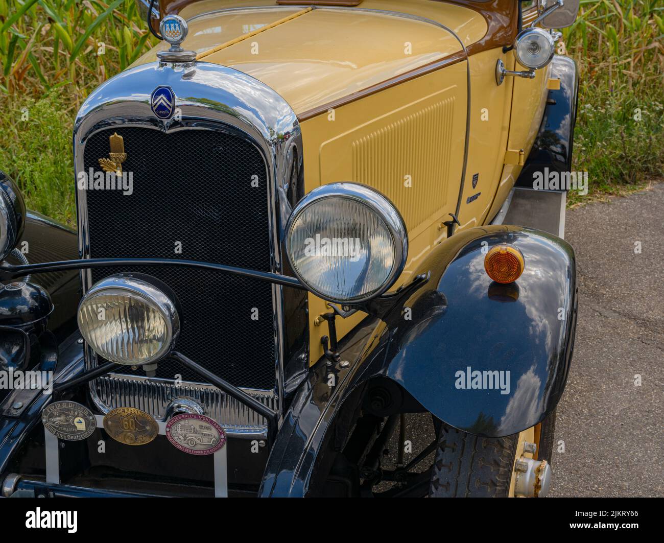 Citroen vintage auto sulla strada di fronte a un campo di mais Foto Stock