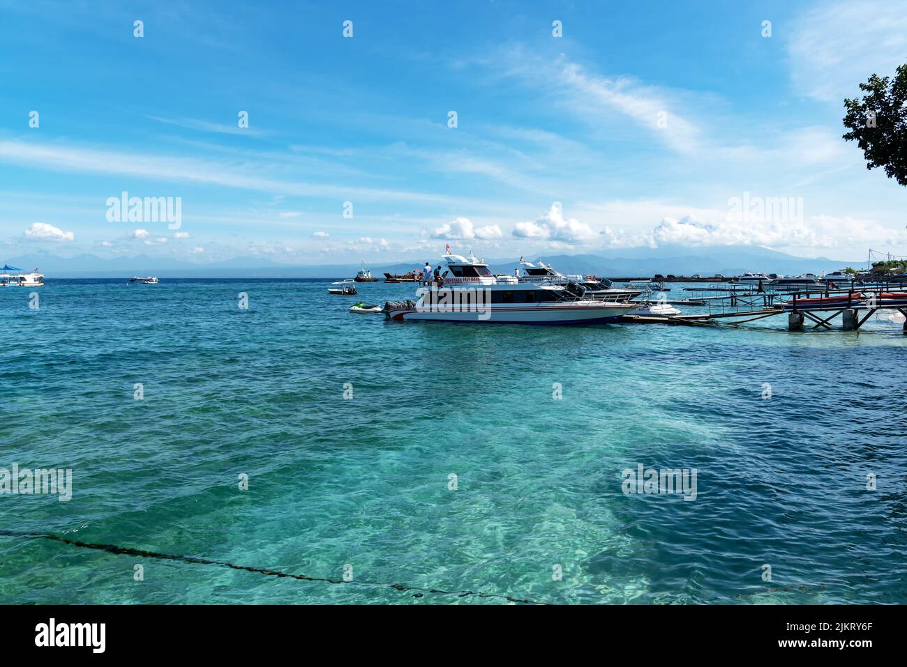 Nusa Penida, Indonesia - 01 aprile 2019: Vista di una barca a un molo a Nusa Penida. Foto Stock