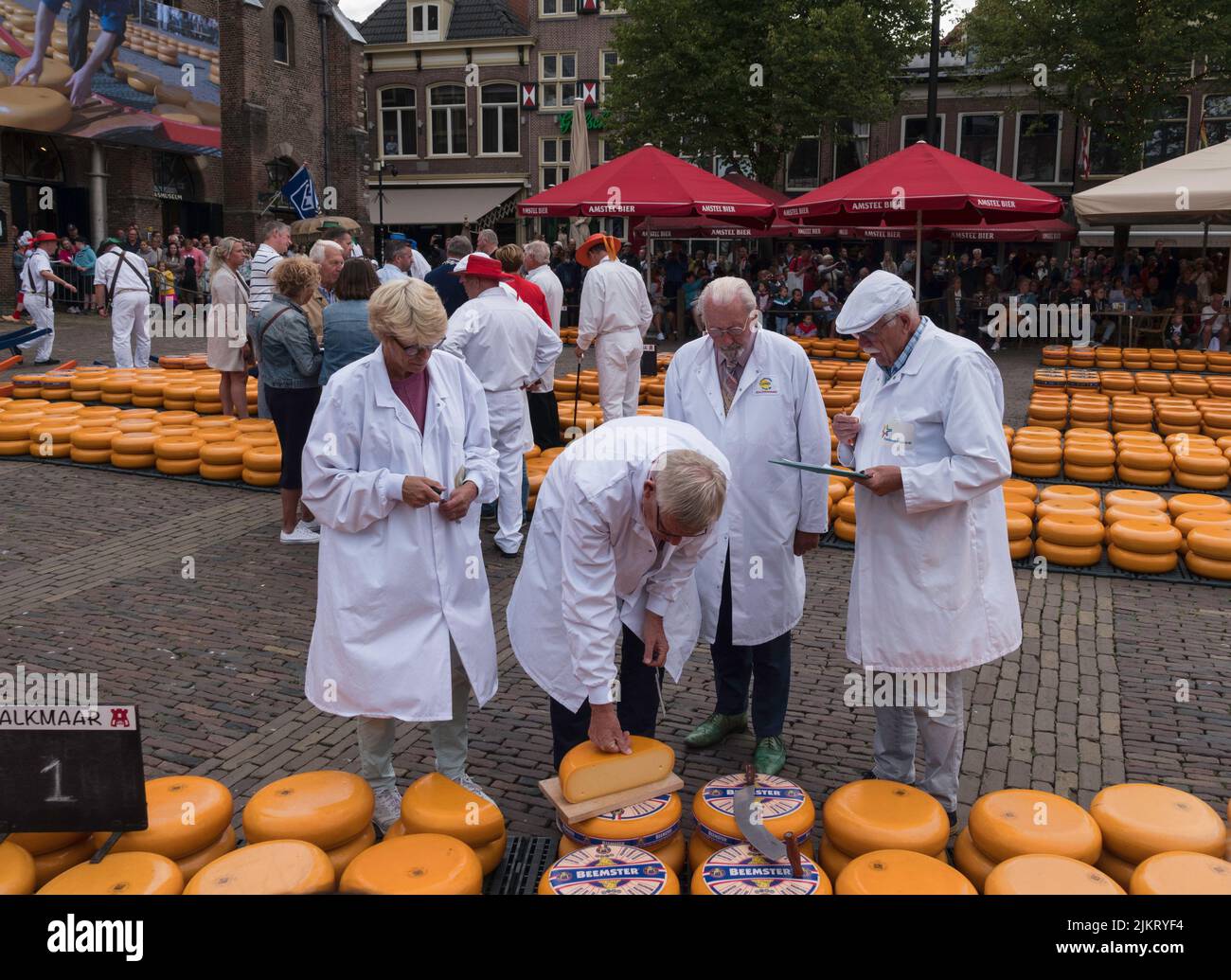 I tester controllano la qualità del formaggio sul mercato olandese ad Alkmaar Foto Stock