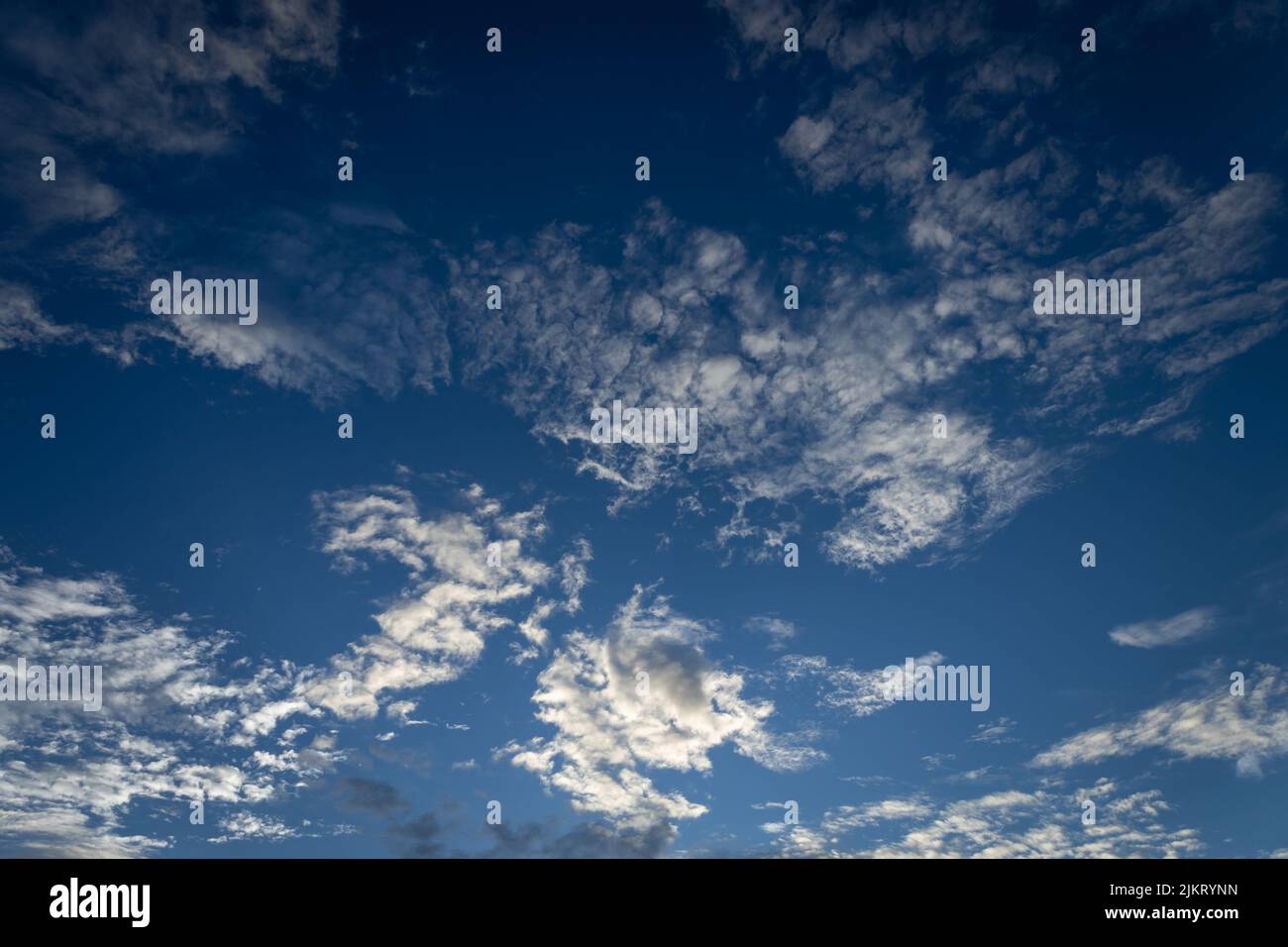 Bel cielo con nuvole bianche sparse durante il tramonto. Risorsa per i progettisti. Foto Stock