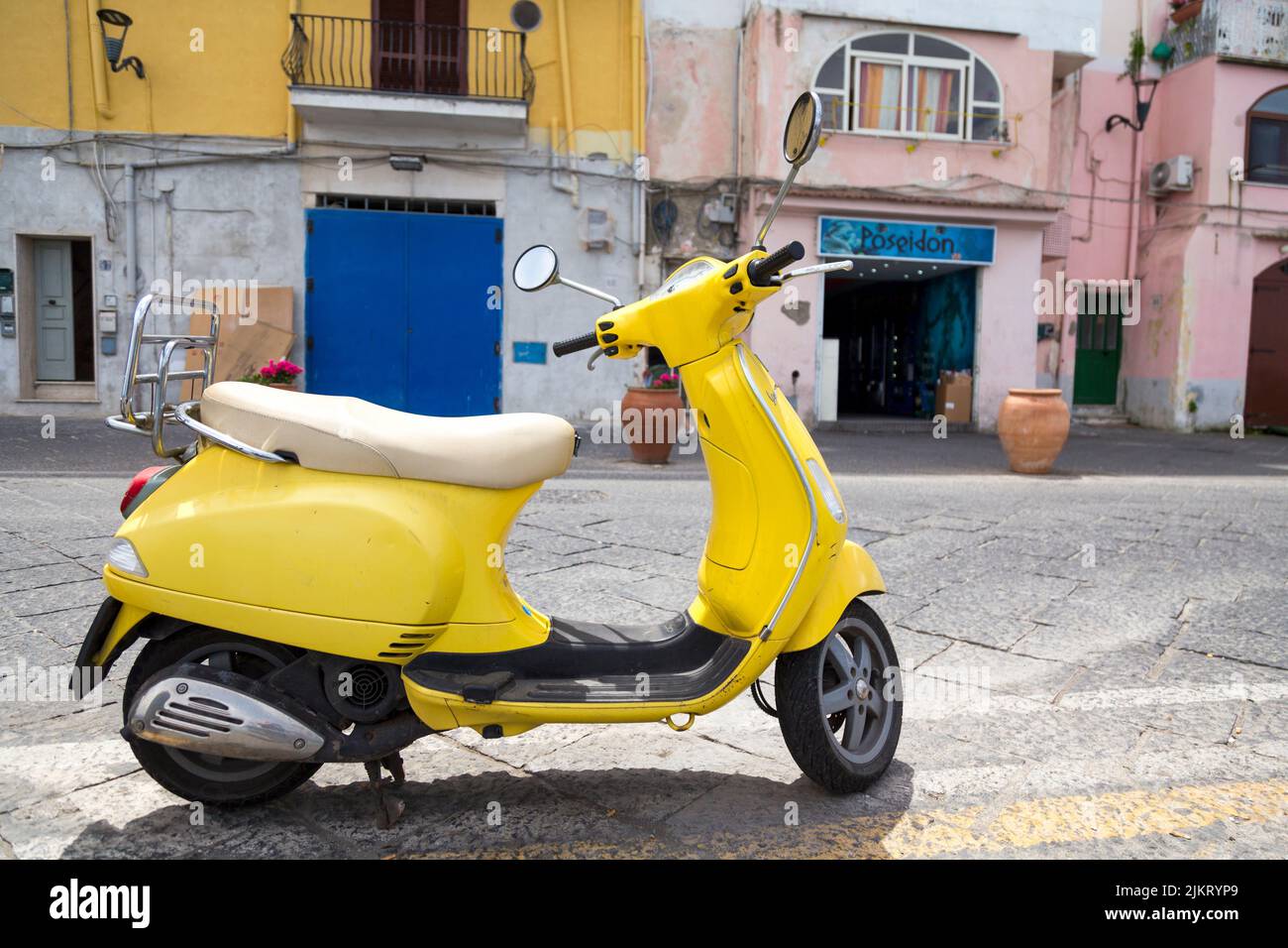 Scooter giallo parcheggiato, Isola di Procida, Italia, Europa Foto Stock