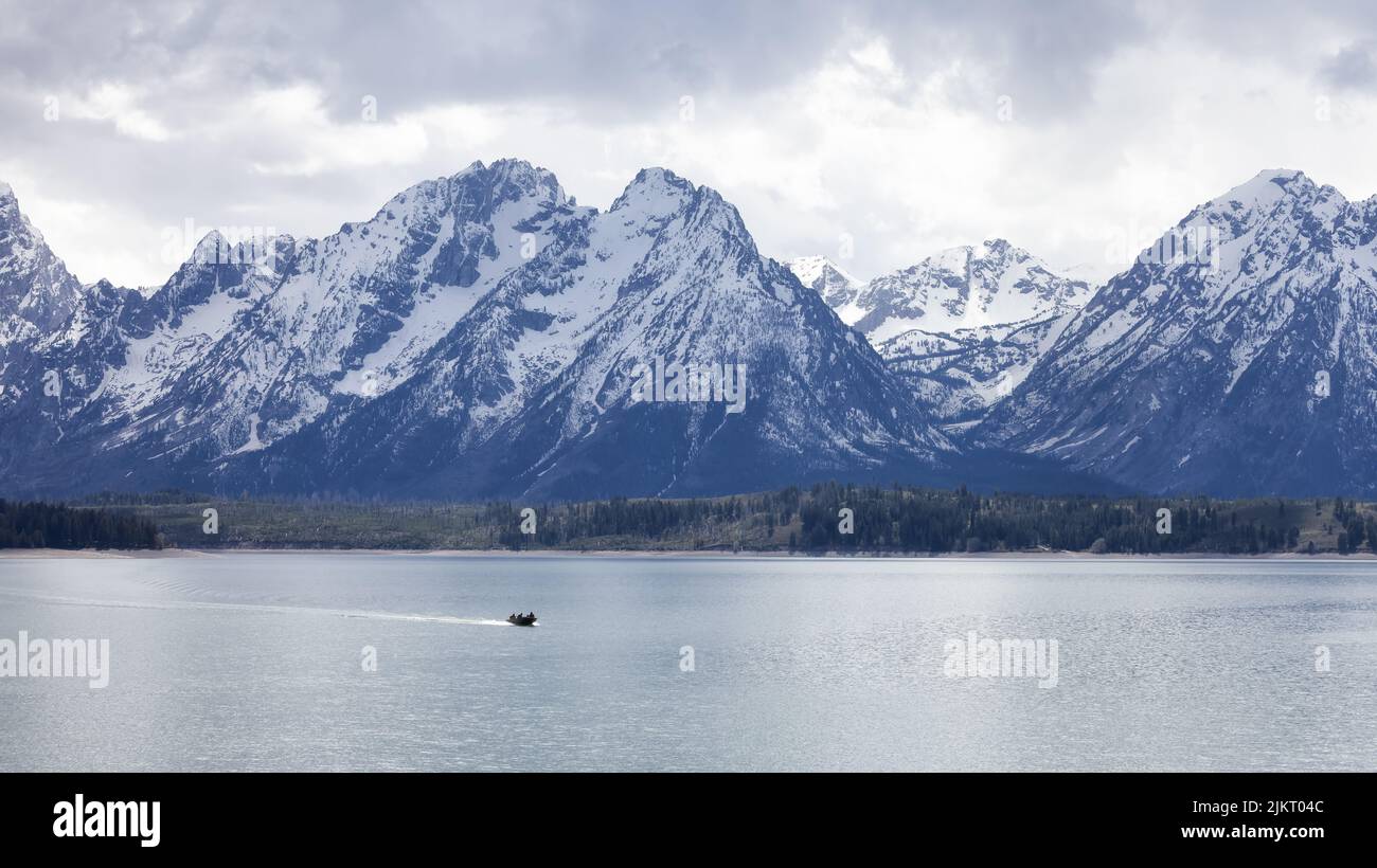 Lago circondato da alberi e montagne nel paesaggio americano Foto Stock