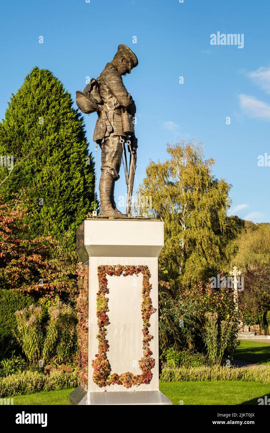 Vista laterale della figura del soldato sul monumento commemorativo di guerra nel giardino di pace. Amersham, Buckinghamshire, Inghilterra, Regno Unito, Gran Bretagna Foto Stock