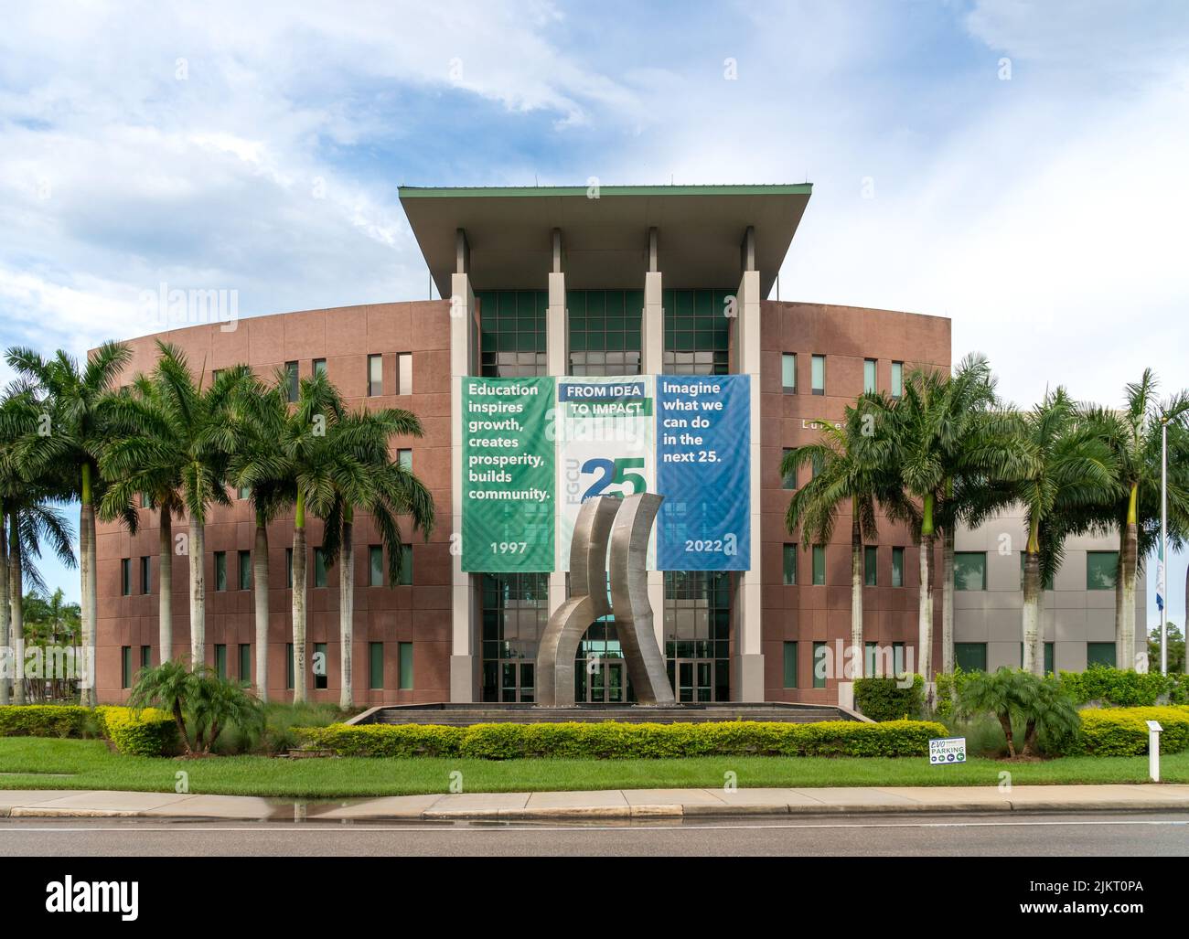 FORT MYERS, FL, USA - 6 LUGLIO 2022: Lutgert College of Business presso la Florida Gulf Coast University. Foto Stock
