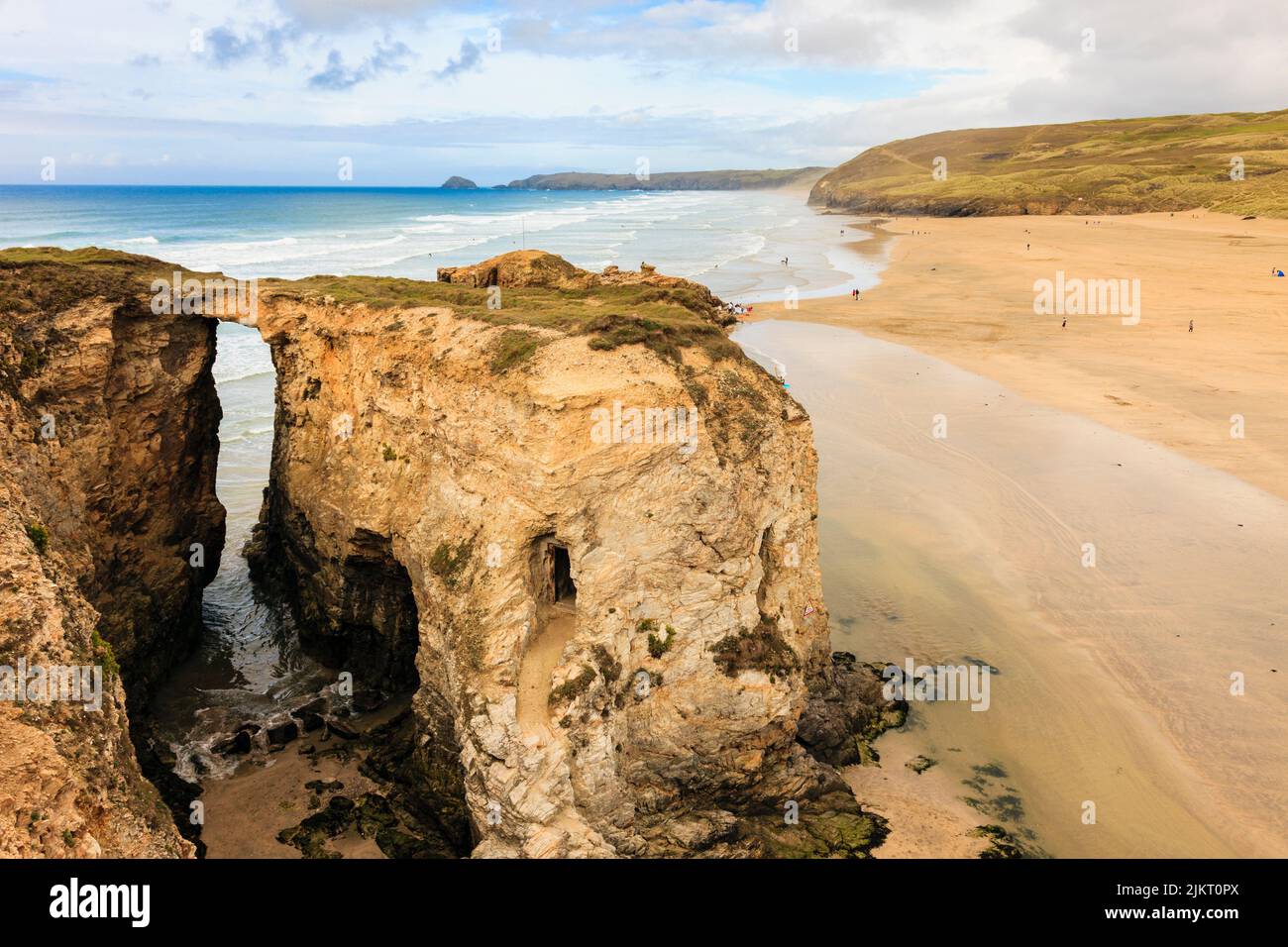 Arco di roccia naturale a Droskyn Point con spiaggia di Perran vista al di là dalla scogliera. Perranporth, Cornovaglia, Inghilterra, Regno Unito, Gran Bretagna Foto Stock