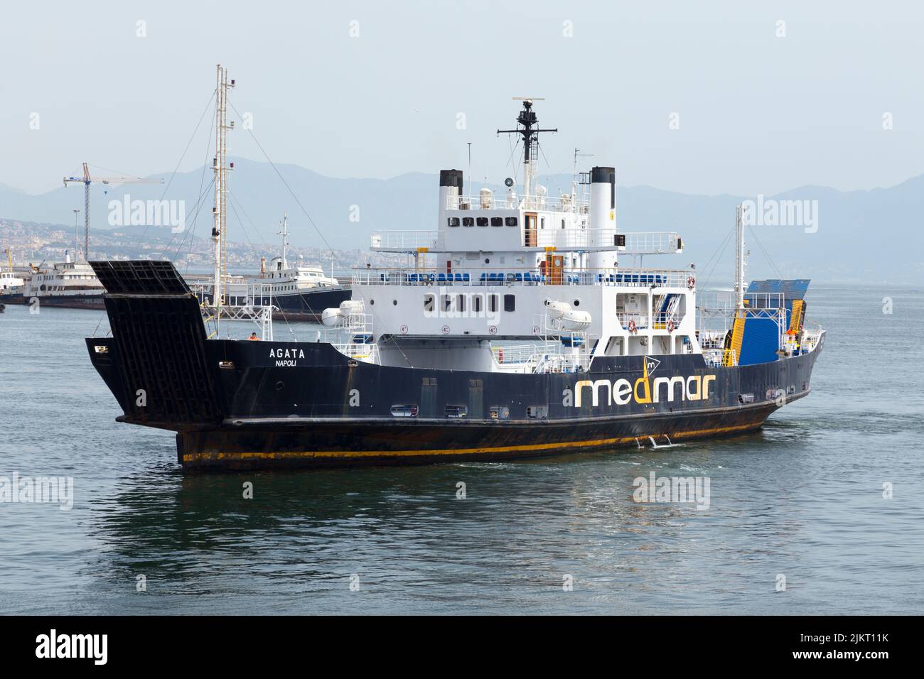 Il traghetto passeggeri Agata con partenza da Napoli, Italia, Europa Foto Stock