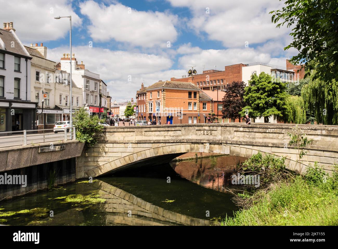 Il vecchio ponte sul fiume Welland e vista sui negozi del centro città. Spalding, Lincolnshire, Inghilterra, Regno Unito, Gran Bretagna Foto Stock