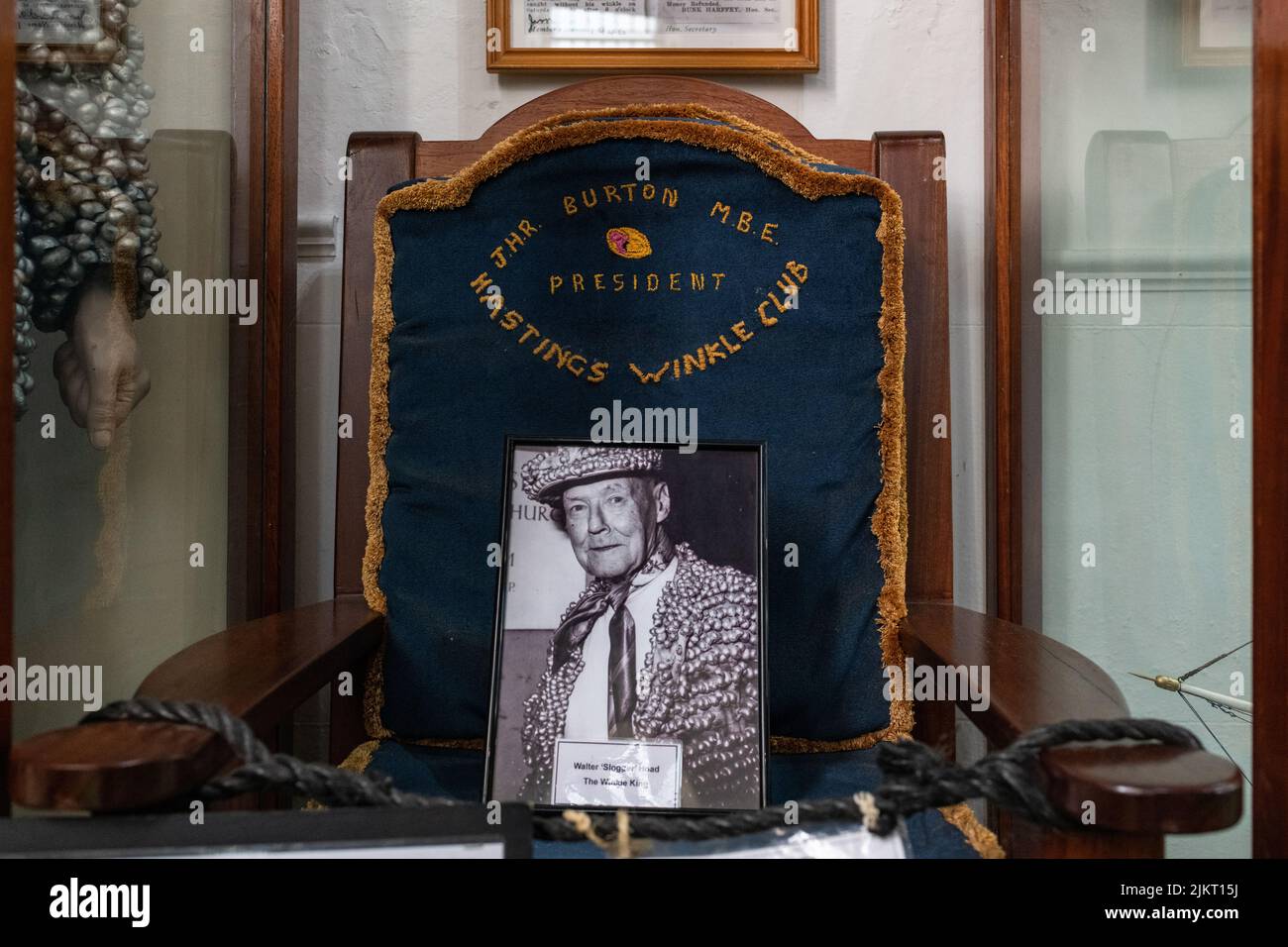 Il Winkle King of Hastings Winkle Club - Walker 'Slogger' Hoad - esposizione in Hastings Fishermens Museum, Hastings, East Sussex, Inghilterra, Regno Unito Foto Stock