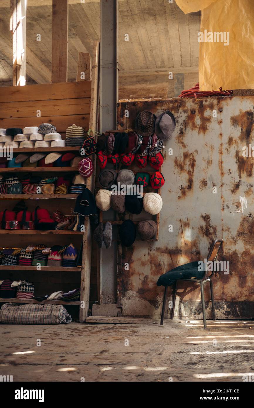Hat stand nel centro della Medina in Marocco Foto Stock